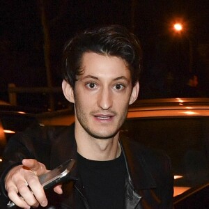 Pierre Niney à l'extérieur du défilé Balmain homme automne hiver 2019/2020 à Paris le 18 janvier 2019