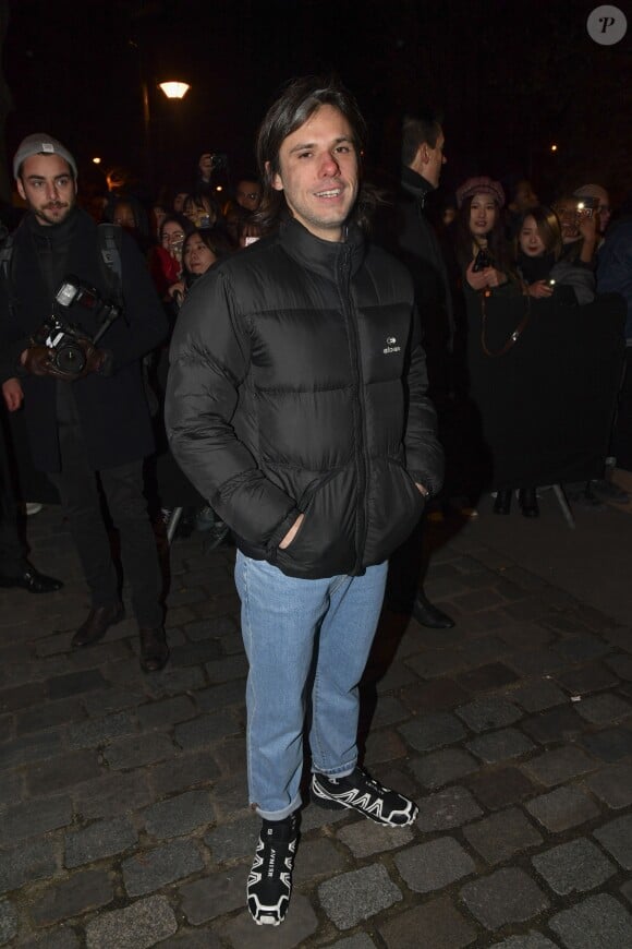 Orelsan à l'extérieur du défilé Balmain homme automne hiver 2019/2020 à Paris le 18 janvier 2019