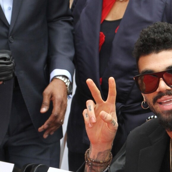 Miles Richie - Lionel Richie laisse ses empreintes sur le ciment lors d'une cérémonie au théâtre chinois à Hollywood, le 7 mars 2018