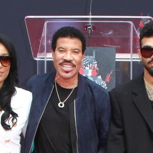 Joel Madden avec sa femme Nicole Richie, Lionel Richie avec sa compagne Lisa Parigi, Miles Richie avec sa soeur Sofia Richie et Brenda Harvey Richie - Lionel Richie laisse ses empreintes sur le ciment lors d'une cérémonie au théâtre chinois à Hollywood, le 7 mars 2018