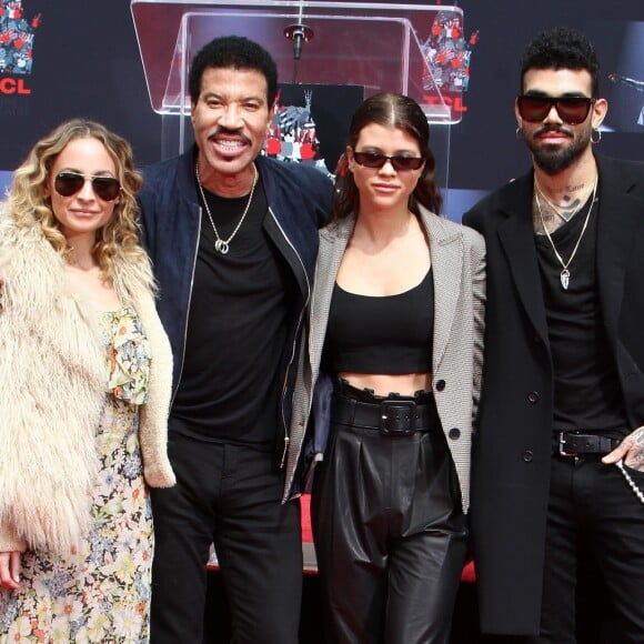 Lionel Richie avec ses enfants Nicole Richie, Sofia Richie et Miles Richie - Lionel Richie laisse ses empreintes sur le ciment lors d'une cérémonie au théâtre chinois à Hollywood, le 7 mars 2018