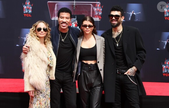 Lionel Richie avec ses enfants Nicole Richie, Sofia Richie et Miles Richie - Lionel Richie laisse ses empreintes sur le ciment lors d'une cérémonie au théâtre chinois à Hollywood, le 7 mars 2018