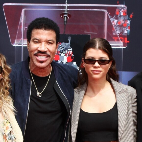 Lionel Richie avec ses enfants Nicole Richie, Sofia Richie et Miles Richie - Lionel Richie laisse ses empreintes sur le ciment lors d'une cérémonie au théâtre chinois à Hollywood, le 7 mars 2018