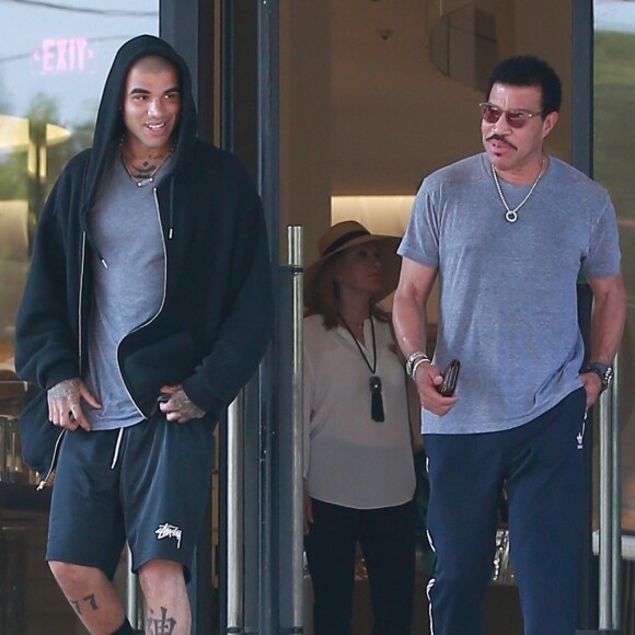 Lionel Richie en pleine séance de shopping avec son fils Miles Brockman Richie à New York Le 19 Juillet 2017