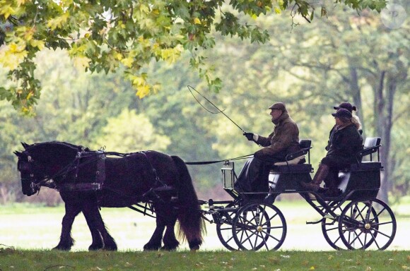 Exclusif - Le prince Philip, duc d'Edimbourg, conduit sa calèche le long de la Tamise à Windsor, le 15 octobre 2018.