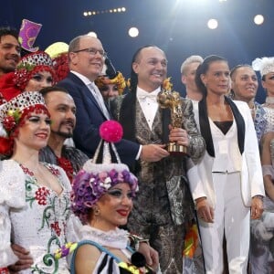 Le prince Albert II de Monaco et la princesse Stéphanie de Monaco remettent le clown d'or pour l'ensemble des présentations du Royal Circus à Gia Eradze lors du 43ème festival international du cirque de Monte-Carlo sous le chapiteau de Fontvieille à Monaco le 22 janvier 2019. © Jean-François Ottonello/Nice-Matin/Bestimage