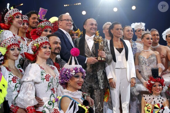 Le prince Albert II de Monaco et la princesse Stéphanie de Monaco remettent le clown d'or pour l'ensemble des présentations du Royal Circus à Gia Eradze lors du 43ème festival international du cirque de Monte-Carlo sous le chapiteau de Fontvieille à Monaco le 22 janvier 2019. © Jean-François Ottonello/Nice-Matin/Bestimage
