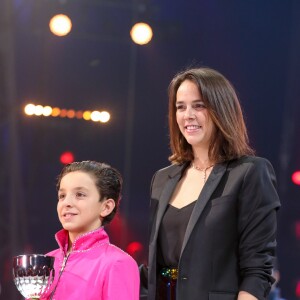 Pauline Ducruet remet la coupe en mémoire de la princesse Antoinette au plus jeune artiste du festival, Franzi Gärtner - La famille princière de Monaco est venue assister à une représentation lors du 43ème festival international du cirque de Monte-Carlo sous le chapiteau de Fontvieille à Monaco le 22 janvier 2019. © Olivier Huitel/ Pool Monaco/Bestimage