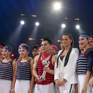 La princesse Stéphanie de Monaco remet un clown d'argent à la Troupe Acrobatique de Chine pour l'ensemble de ses numéros - La famille princière de Monaco est venue assister à une représentation lors du 43ème festival international du cirque de Monte-Carlo sous le chapiteau de Fontvieille à Monaco le 22 janvier 2019. © Olivier Huitel/ Pool Monaco/Bestimage