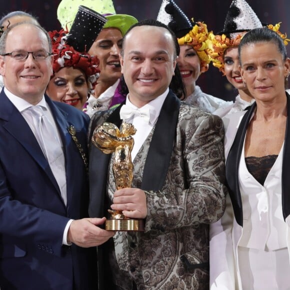 Le prince Albert II de Monaco et la princesse Stéphanie de Monaco remettent le clown d'or pour l'ensemble des présentations du Royal Circus à Gia Eradze - La famille princière de Monaco à la soirée de remise de prix du 43ème festival international du cirque de Monte-Carlo sous le chapiteau de Fontvieille à Monaco le 22 janvier 2019. © Claudia Albuquerque/Bestimage