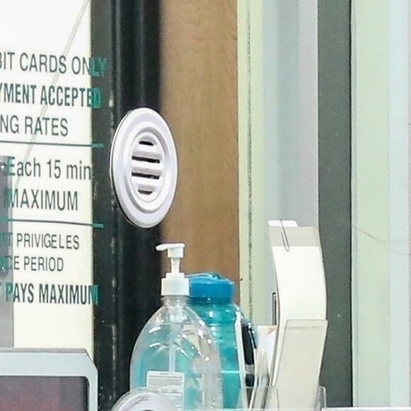 Exclusif - Eva Longoria est allée se faire pouponner dans un salon de manucure/pédicure à Beverly Hills, Los Angeles, le 21 janvier 2019