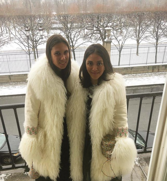 Tatiana Santo Domingo et Dana Alikhani, portant le manteau "Bibi" de leur marque Muzungu Sisters, tenaient le 22 janvier 2019 à Paris un pop-up store Muzungu Sisters dans une suite du Meurice. ©Instagram Muzungu Sisters.