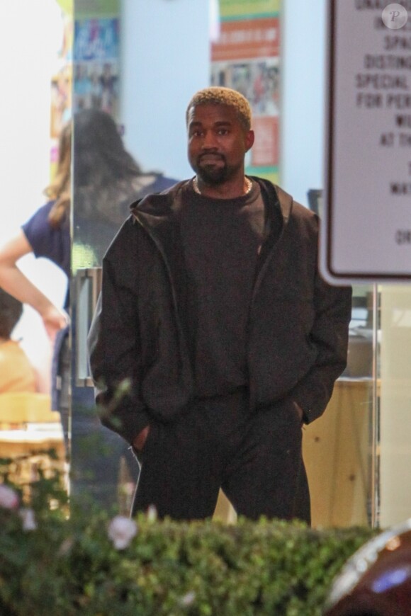 Exclusif - Kanye West à Calabasas le 19 janvier 2019, lors d'une sortie avec sa femme Kim Kardashian pour emmener leurs enfants Saint, North et Chicago chez Color Me Mine Ceramic.