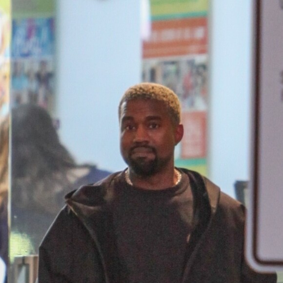 Exclusif - Kanye West à Calabasas le 19 janvier 2019, lors d'une sortie avec sa femme Kim Kardashian pour emmener leurs enfants Saint, North et Chicago chez Color Me Mine Ceramic.