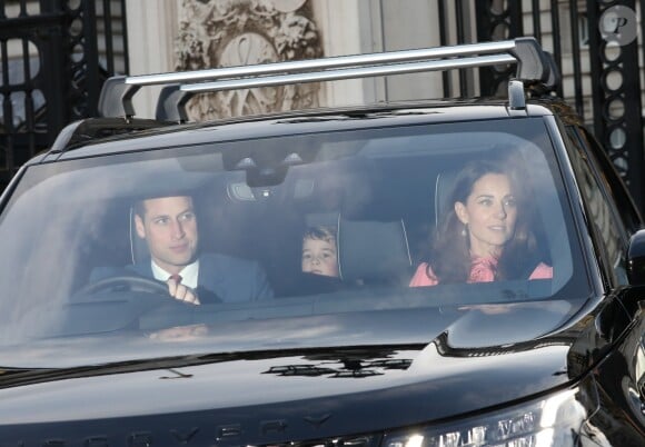 Le prince William, duc de Cambridge, Kate Catherine Middleton, duchesse de Cambridge et leur fils le prince George - La famille royale d'Angleterre à son arrivée au palais de Buckingham pour la fête de Noël à Londres. Le 19 décembre 2018.