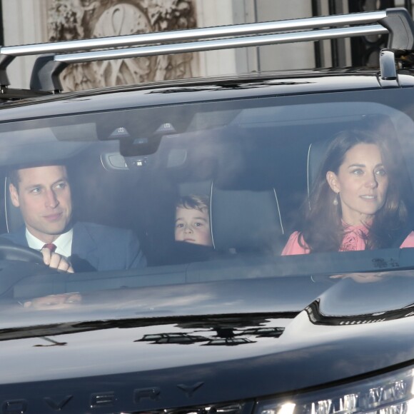 Le prince William, duc de Cambridge, Kate Catherine Middleton, duchesse de Cambridge et leur fils le prince George - La famille royale d'Angleterre à son arrivée au palais de Buckingham pour la fête de Noël à Londres. Le 19 décembre 2018.