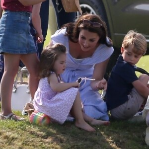 Catherine Kate Middleton, duchesse de Cambridge, le prince George, la princesse Charlotte, pieds nus, lors d'un match de polo caritatif au Beaufort Polo Club à Tetbury le 10 juin 2018.