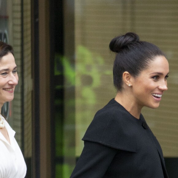 Meghan Markle, enceinte, sort de l'université de Londres après un échange avec les étudiants membres de l'association des universités du Commonwealth le 31 janvier 2019.