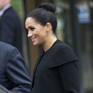 Meghan Markle, enceinte, sort de l'université de Londres après un échange avec les étudiants membres de l'association des universités du Commonwealth le 31 janvier 2019.