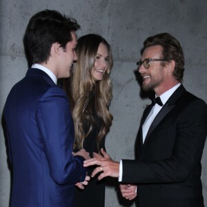 Elle MacPherson avec son fils Arpad Flynn Alexander Busson et Simon Baker à la soirée American Australian Arts Awards au Skylight Modern à New York, le 31 janvier 2019.