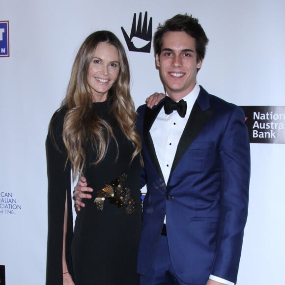 Elle MacPherson et son fils Arpad Flynn Alexander Busson à la soirée American Australian Arts Awards au Skylight Modern à New York, le 31 janvier 2019.