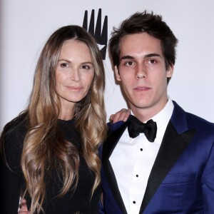 Elle MacPherson et son fils Arpad Flynn Alexander Busson à la soirée American Australian Arts Awards au Skylight Modern à New York, le 31 janvier 2019.