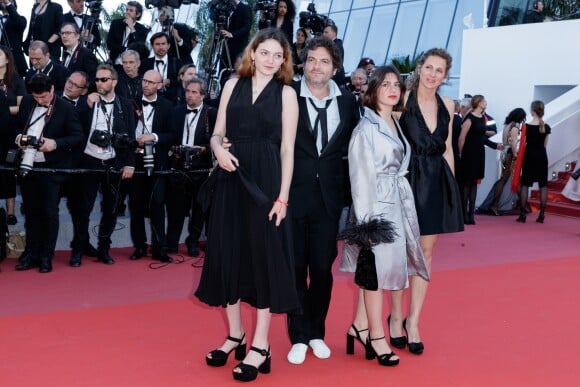 Le chanteur M (Matthieu Chedid), sa fille Billie et sa compagne Loïca Saint-M'leux Graziani (robe noire à droite) - Montée des marches du film "Les Filles du Soleil" lors du 71e Festival International du Film de Cannes. Le 12 mai 2018 © Borde-Jacovides-Moreau/Bestimage