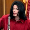 Michael Jackson au tribunal de Santa Maria en 2002. Le chanteur était accusé d'avoir annulé des concerts, causant la perte de plusieurs millions de dollars au promoteur.