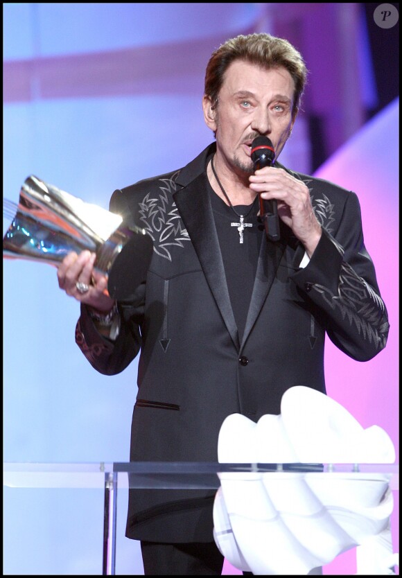 Johnny Hallyday reçoit une Victoire lors des Victoires de la musique au Zénith de Paris, le 28 février 2009.