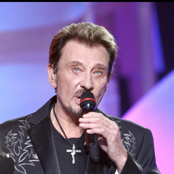 Johnny Hallyday reçoit une Victoire lors des Victoires de la musique au Zénith de Paris, le 28 février 2009.