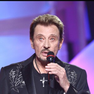 Johnny Hallyday reçoit une Victoire lors des Victoires de la musique au Zénith de Paris, le 28 février 2009.