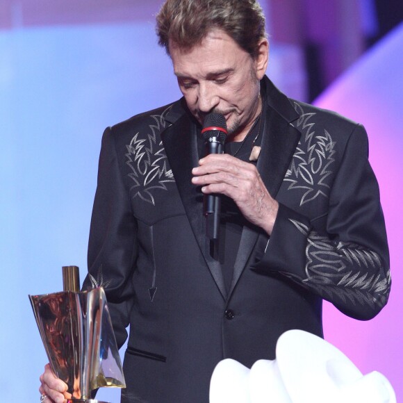 Johnny Hallyday reçoit une Victoire lors des Victoires de la musique au Zénith de Paris, le 28 février 2009.