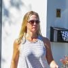 Exclusif - Jennie Garth dépose une serviette de bain dans la boite aux lettres d'une amie à Los Angeles, le 23 septembre 2018