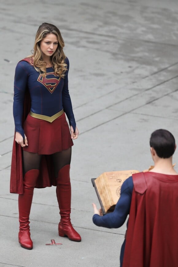 Melissa Benoist sur le tournage de Supergirl et Superman dans les rues de Vancouver au Canada, le 30 octobre 2018