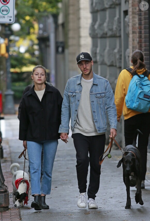 Exclusif - Melissa Benoist et son compagnon Chris Wood se promènent main dans la main dans les rues de Vancouver au Canada, le 29 octobre 2018