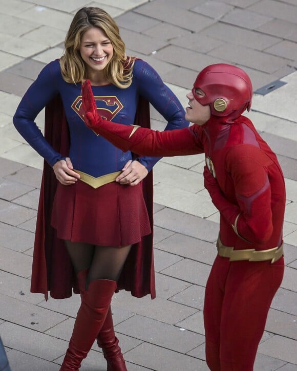 Exclusif - Melissa Benoist (Supergirl), Grant Gustin (The Flash) - Les acteurs du crossover Supergirl Elsewords se détendent sur le plateau à Vancouver le 24 octobre 2018.