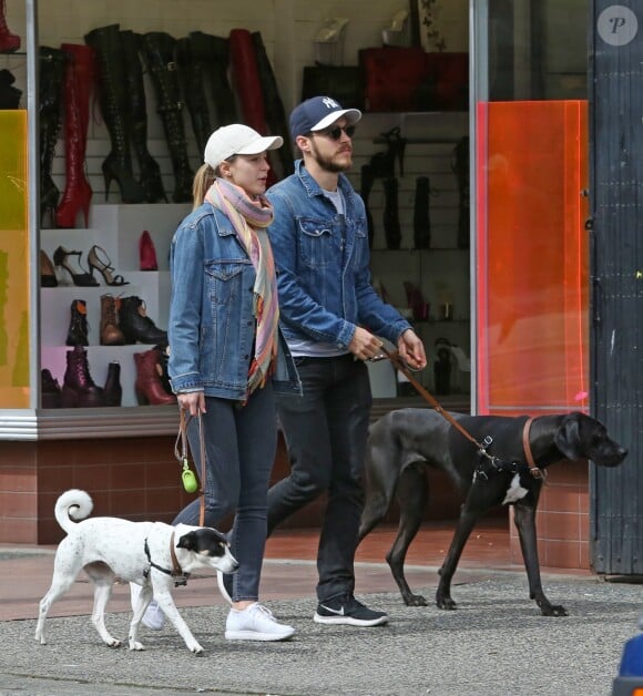 Exclusif - Melissa Benoist, Supergirl, se balade avec son compagnon Chris Wood et les chiens à Vancouver le 15 avril 2018.