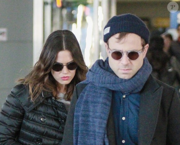 Mandy Moore et son ex-mari Ryan Adams arrivent à l'aéroport de JFK à New York, le 27 décembre 2017
