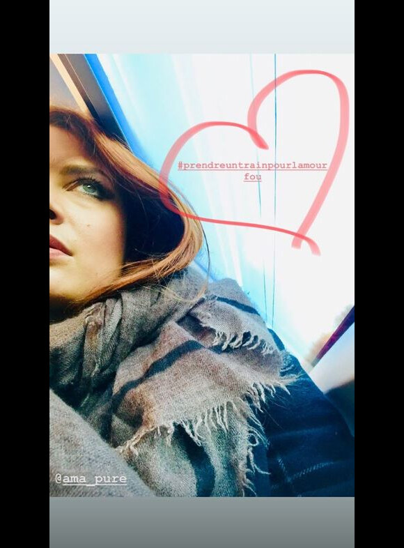 Elodie Frégé dans un train pour rejoindre Gian Marco pour la Saint-Valentin. Instagram, le 14 février 2019.