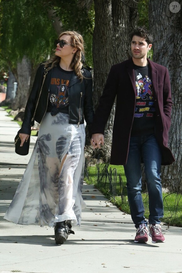 Exclusif - Darren Criss et sa fiancée Mia Swier, main dans la main, se rendent à une fête chez des amis à Los Angeles, le 9 février 2019.