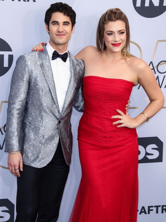 Darren Criss et sa fiancée Mia Swier - Photocall - 25ème cérémonie annuelle des Screen Actors Guild Awards au Shrine Audritorium à Los Angeles, le 27 janvier 2019.