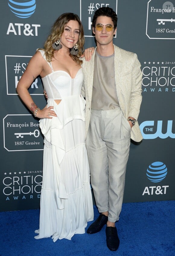 Mia Swier et son fiancé Darren Criss au photocall de la soirée des 24ème Critics Choice Awards au Barker Hangar à Santa Monica, Los Angeles, Californie, Etats-Unis, le 13 janvier 2019.
