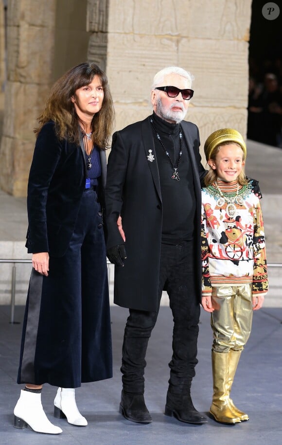 Virginie Viard, Karl Lagerfeld et Hudson Kroening - Défilé de mode Chanel Croisière au Metropolitan Museum à New York, le 4 décembre 2018.