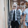 Karl Lagerfeld et Sébastien Jondeau se promènent dans les rues de Saint-Tropez, le 26 juillet 2015.