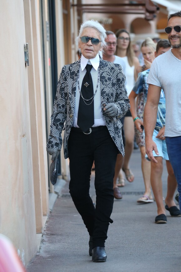 Karl Lagerfeld et Sébastien Jondeau se promènent dans les rues de Saint-Tropez, le 26 juillet 2015.
