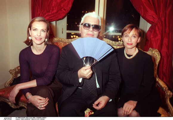 Carole Bouquet, Karl Lagerfeld et Kristin Scott-Thomas à Paris. Le 21 janvier 1998.