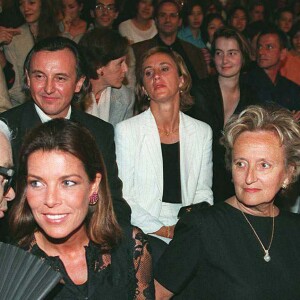 Karl Lagerfeld, la princesse Caroline de Hanovre (Caroline de Monaco) et Bernadette Chirac en août 1996 à Paris lors d'un ballet.