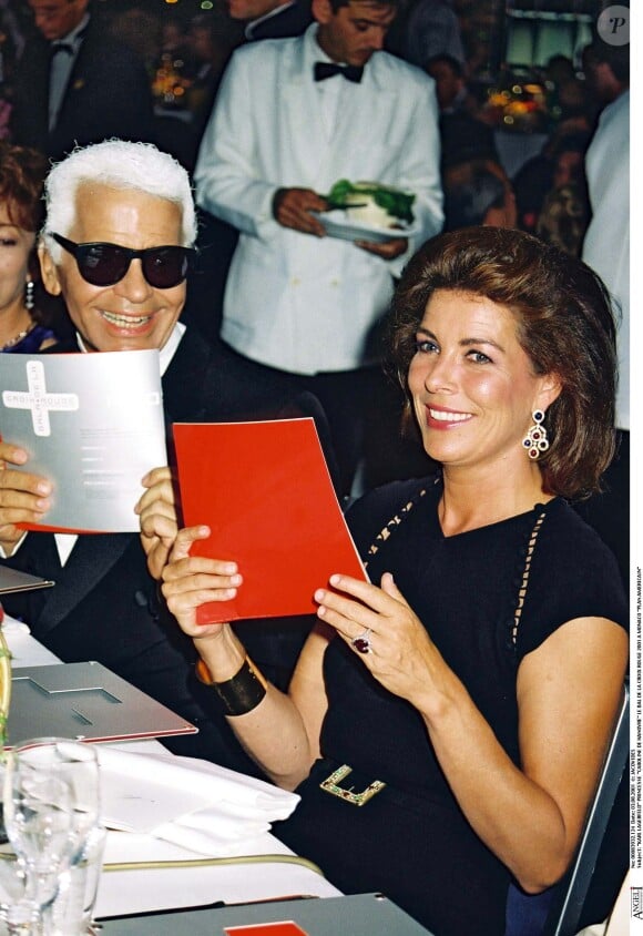 Karl Lagerfeld et la princesse Caroline de Hanovre (Caroline de Monaco) en août 2001 lors du Bal de la Croix-Rouge.