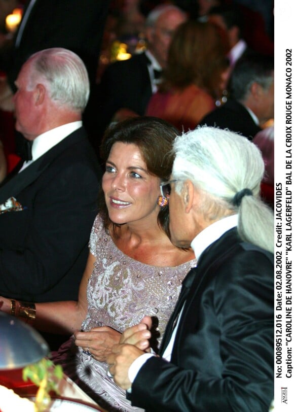 Karl Lagerfeld et la princesse Caroline de Hanovre (Caroline de Monaco) en août 2002 lors du Bal de la Croix-Rouge.