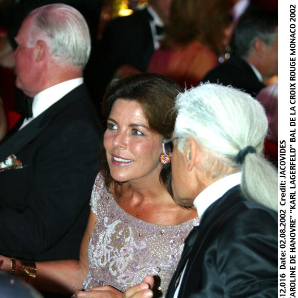 Karl Lagerfeld et la princesse Caroline de Hanovre (Caroline de Monaco) en août 2002 lors du Bal de la Croix-Rouge.